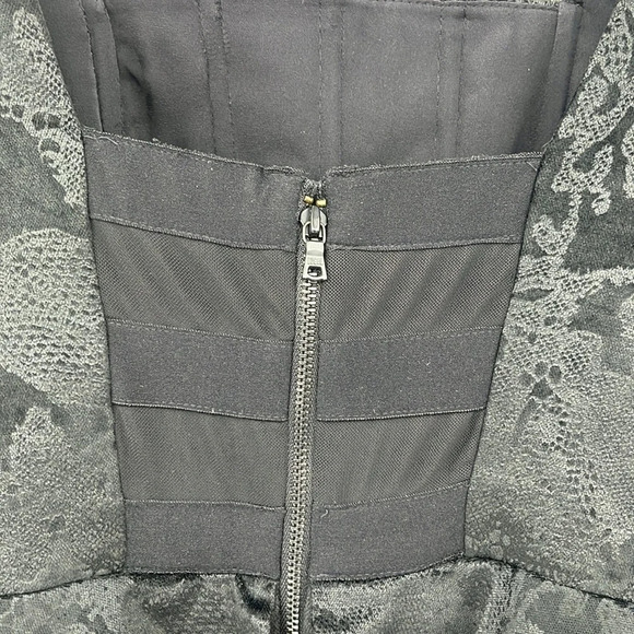 Alice + Olivia Yodi Square Neck Peplum Dress in Black - Size 0 (measured) - Picture 8 of 10